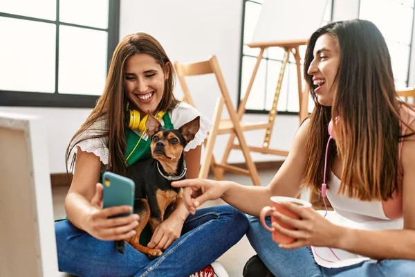 Dois Estudantes Pintura Latina Bebendo Café Usando Smartphone Com Cachorro — Fotografia de Stock