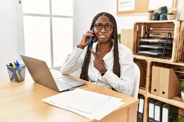 Чорна Жінка Косами Працюють Офісі Розмовляє Телефону Вказуючи Стурбованість Нервовий — стокове фото
