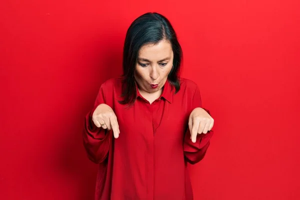 Hispanische Frau Mittleren Alters Lässiger Kleidung Die Nach Unten Zeigt — Stockfoto