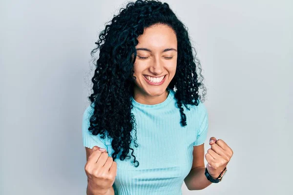 Ung Latinamerikansk Kvinna Med Lockigt Hår Avslappnad Blå Shirt Mycket — Stockfoto