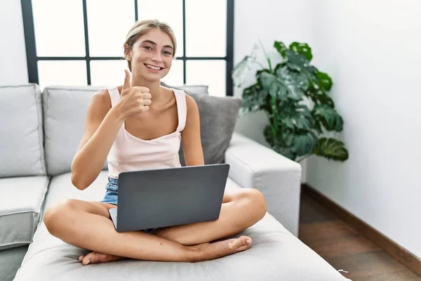 Jonge Blonde Vrouw Met Laptop Thuis Zittend Bank Doet Vrolijke — Stockfoto