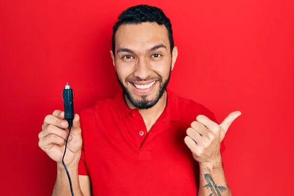 Latijns Amerikaanse Man Met Baard Houden Auto Lader Duim Wijzen — Stockfoto