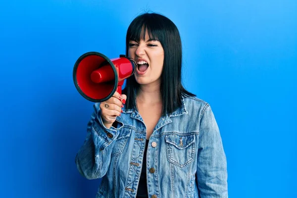 Jovem Size Mulher Gritando Usando Megafone — Fotografia de Stock