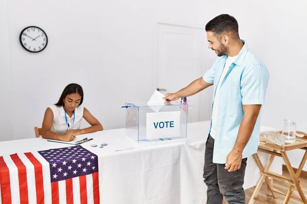 若いアメリカの有権者は 選挙大学の投票箱に投票を入れて幸せ笑顔 — ストック写真