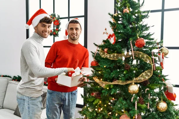 Dos Hombres Hispanos Pareja Sonriendo Confiados Decorando Árbol Navidad Casa —  Fotos de Stock