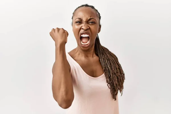 Mulher Negra Com Tranças Sobre Fundo Isolado Irritado Louco Levantando — Fotografia de Stock