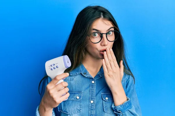Ung Kaukasisk Kvinna Med Digital Termometer Som Täcker Munnen Med — Stockfoto