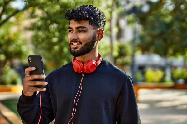 Jovem Árabe Homem Sorrindo Confiante Usando Smartphone Parque — Fotografia de Stock