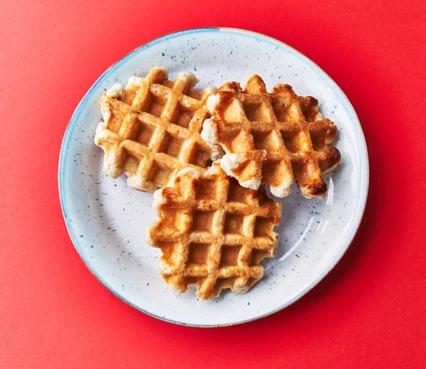 Plaat Van Heerlijke Wafels Rode Achtergrond — Stockfoto