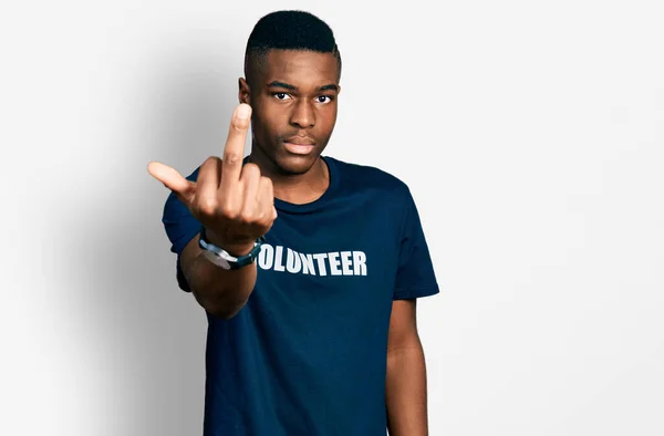 Young African American Man Wearing Volunteer Shirt Showing Middle Finger — Fotografia de Stock