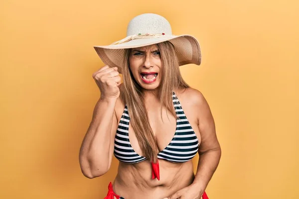 Donna Ispanica Mezza Età Che Indossa Bikini Cappello Estivo Arrabbiato — Foto Stock