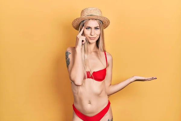 Jonge Blanke Vrouw Met Bikini Zomerhoed War Geïrriteerd Met Open — Stockfoto