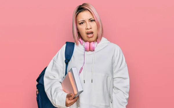 Hispánka Růžovými Vlasy Sobě Studentský Batoh Sluchátka Šokujícím Obličeji Vypadá — Stock fotografie