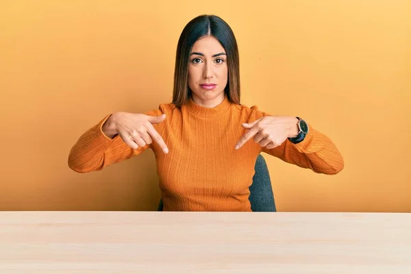 Junge Hispanische Frau Lässiger Kleidung Die Auf Dem Tisch Sitzt — Stockfoto