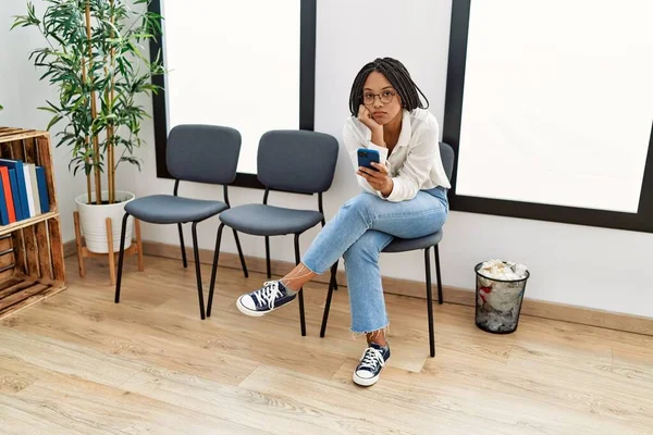 Bekleme Odasında Akıllı Telefon Kullanan Genç Afro Amerikan Kadın Çaresiz — Stok fotoğraf