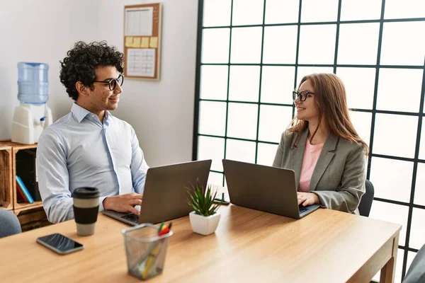 Ofiste çalışırken gülümseyen iki iş adamı..