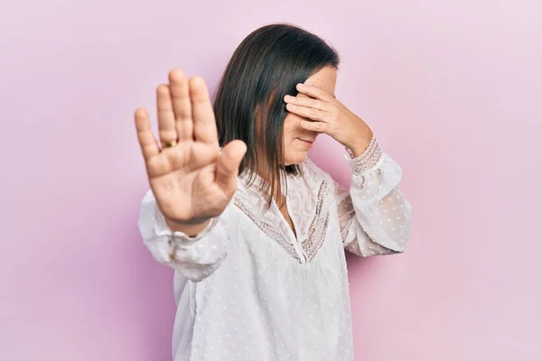 Medelålders Latinamerikanska Kvinna Bär Casual Kläder Täcker Ögon Med Händer — Stockfoto