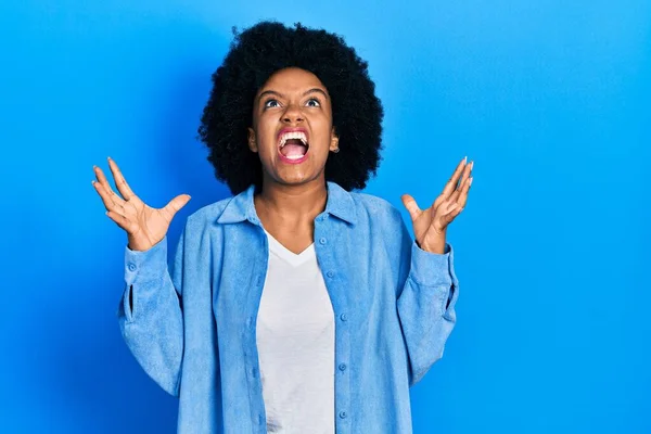Fiatal Afro Amerikai Alkalmi Ruhát Visel Őrült Őrült Kiabálás Kiabálás — Stock Fotó
