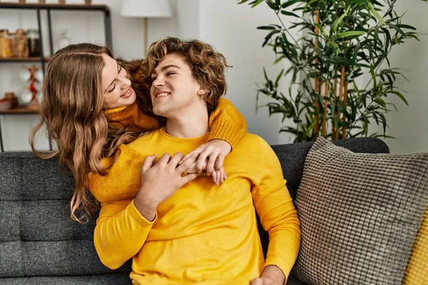 Young Caucasian Couple Smiling Confident Hugging Each Other Home — ストック写真
