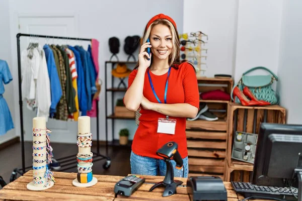 Ung Kaukasisk Butiksägare Kvinna Ler Glad Talar Smartphone Arbetar Kläder — Stockfoto