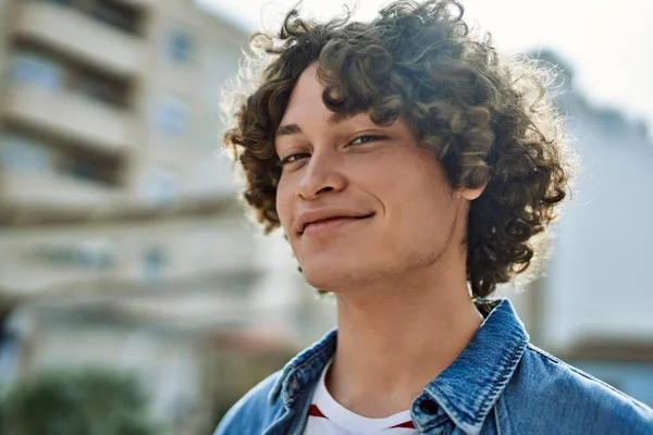 Joven Hispano Sonriendo Ciudad —  Fotos de Stock