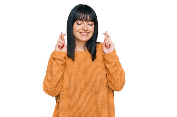 Young Hispanic Woman Wearing Casual Clothes Gesturing Finger Crossed Smiling — Stock Photo, Image