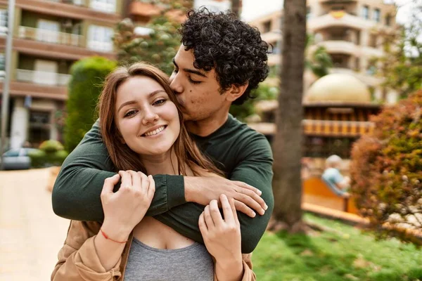 Joven Pareja Interracial Sonriendo Feliz Abrazándose Pie Ciudad — Foto de Stock