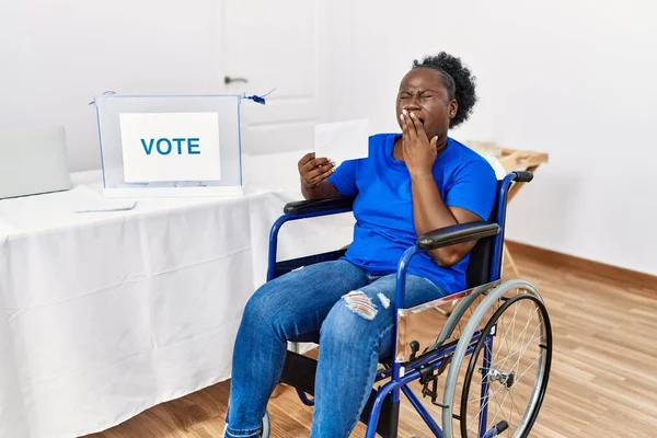 Mujer Africana Joven Sentada Silla Ruedas Votando Poniendo Sobre Urnas —  Fotos de Stock