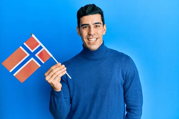 Snygg Latinamerikansk Man Med Norsk Flagga Som Ser Positiv Och — Stockfoto