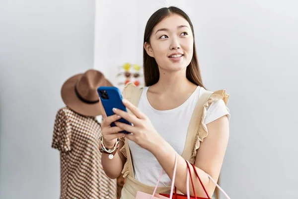 Jeune Femme Asiatique Faire Shopping Utilisant Smartphone Magasin Détail — Photo