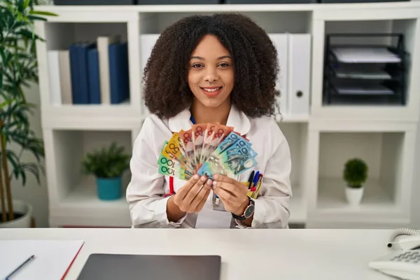 Giovane Donna Afroamericana Medico Possesso Dollari Australiani Banconote Ammiccando Guardando — Foto Stock