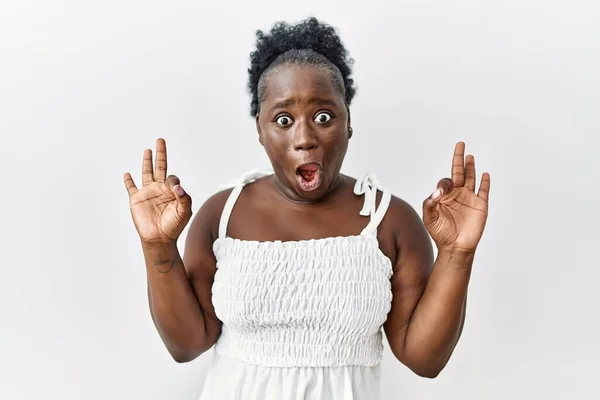 Молодая Африканская Женщина Стоящая Белом Изолированном Фоне Выглядит Удивленной Шокированной — стоковое фото