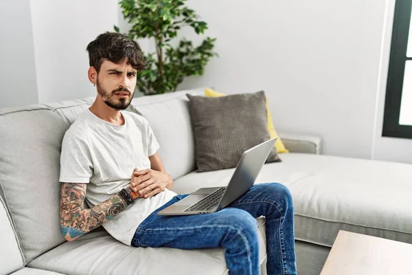 Homem Hispânico Com Barba Sentada Sofá Com Mão Estômago Porque — Fotografia de Stock