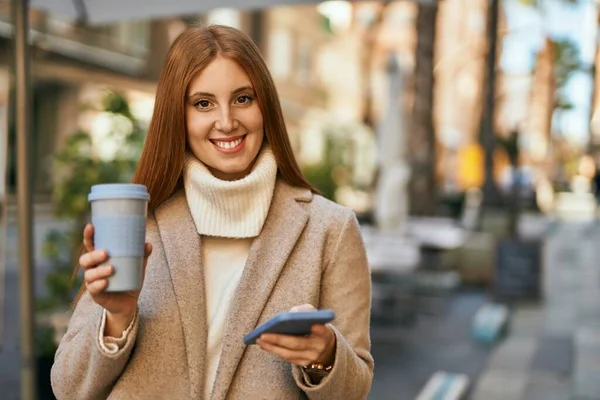 Genç Kızıl Saçlı Kız Akıllı Telefon Kullanıyor Şehirde Kahve Içiyor — Stok fotoğraf