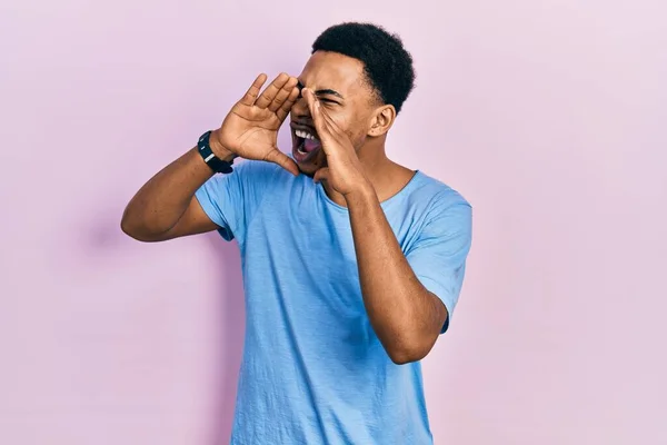 Νεαρός Αφροαμερικάνος Που Φοράει Μπλε Μπλουζάκι Φωνάζοντας Θυμωμένος Δυνατά Χέρια — Φωτογραφία Αρχείου