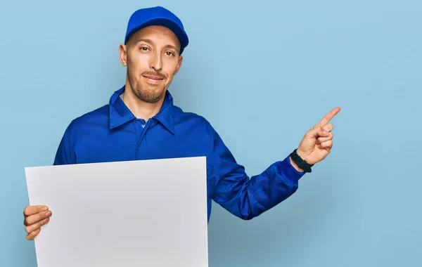 Hombre Calvo Con Barba Vistiendo Traje Constructor Uniforme Sosteniendo Banner — Foto de Stock