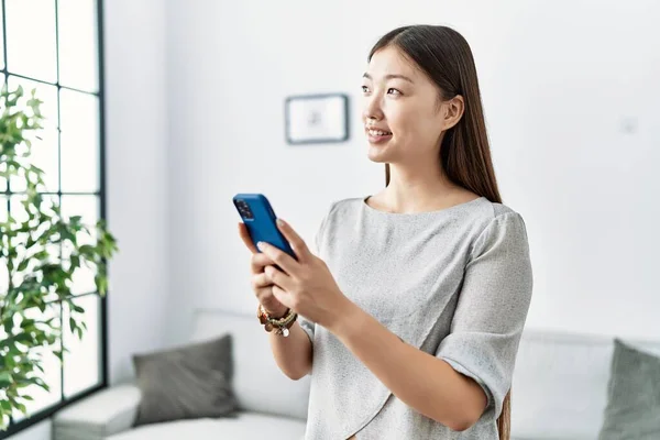 Jovem Mulher Asiática Usando Smartphone Sala Estar — Fotografia de Stock