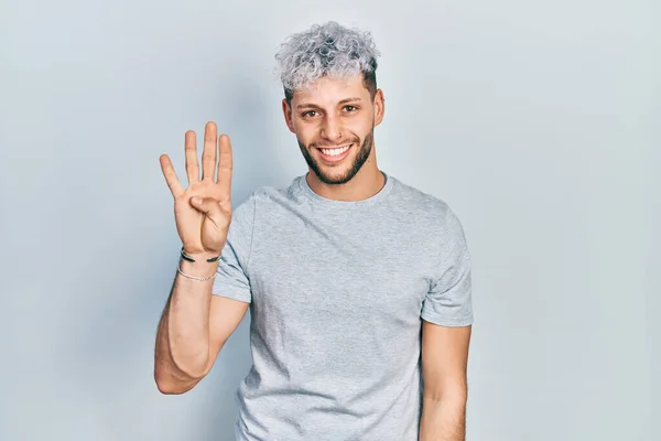 Junger Hispanischer Mann Mit Modern Gefärbten Haaren Trägt Ein Lässiges — Stockfoto