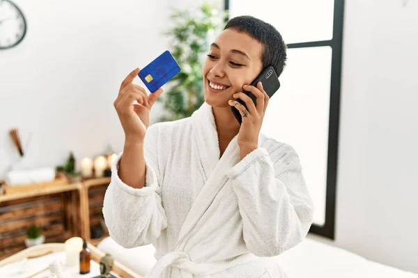 Young Hispanic Woman Talking Smartphone Holding Credit Card Beauty Center — Foto Stock