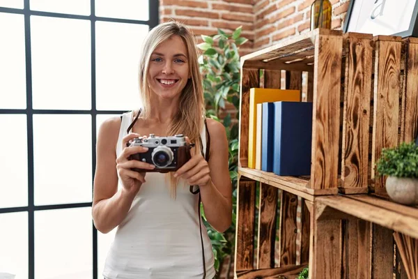 Ung Blond Kvinna Ler Tryggt Med Hjälp Vintage Kamera Hemma — Stockfoto