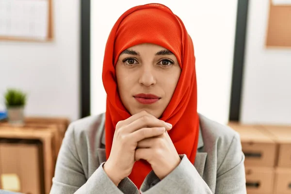 Młoda Kobieta Arabskim Szaliku Patrząca Kamerę Biurze — Zdjęcie stockowe