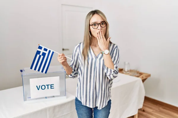 Asiatische Junge Frau Wahlkampf Mit Griechischer Fahne Die Den Mund — Stockfoto