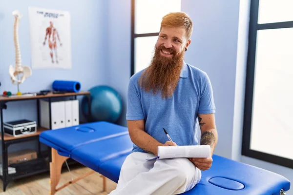 Junger Rotschopf Physiotherapeutenuniform Schreibt Arztbericht Physiotherapie Klinik — Stockfoto