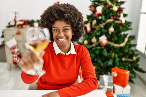 Jovem Afro Americana Brindar Com Vinho Sentado Junto Árvore Natal — Fotografia de Stock