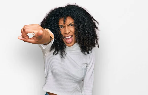 Joven Afroamericana Chica Con Ropa Casual Señalando Disgustado Frustrado Cámara —  Fotos de Stock