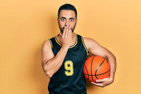 Schöner Hispanischer Mann Mit Bart Und Basketballkorb Der Den Mund — Stockfoto