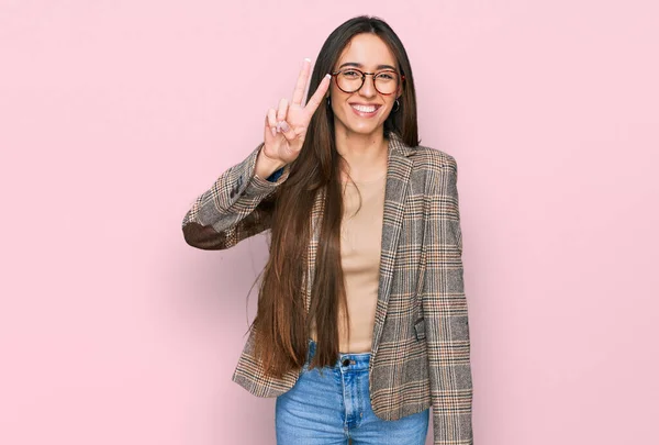 Mladý Hispánec Dívka Sobě Obchodní Oblečení Brýle Ukazující Ukazující Nahoru — Stock fotografie