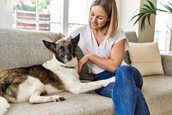 Jong Kaukasisch Meisje Glimlachen Gelukkig Zitten Bank Met Hond Thuis — Stockfoto