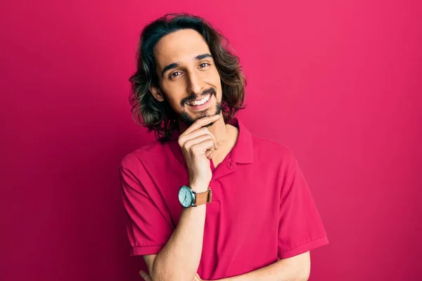 Jovem Hispânico Vestindo Roupas Casuais Sorrindo Olhando Confiante Para Câmera — Fotografia de Stock