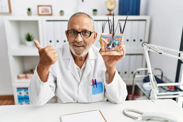 Gammal Läkare Man Håller Modell Mänsklig Anatomisk Hud Och Hår — Stockfoto